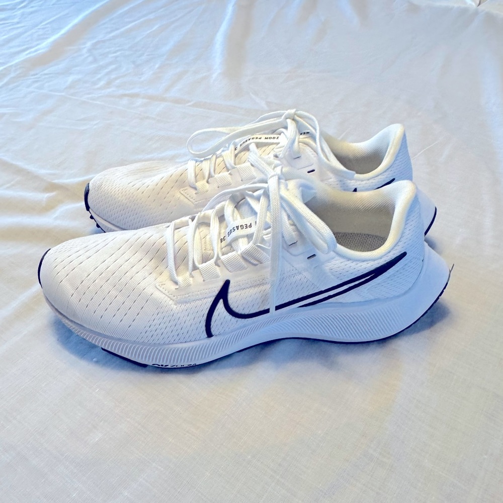 EUC Women’s Size 7.5 - Nike Air Zoom Pegasus 38 white/black